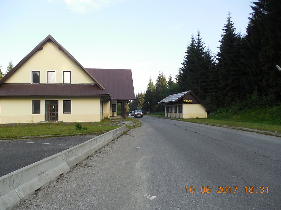 Opuszczona infrastruktura przejścia granicznego na przełęczy Glinka