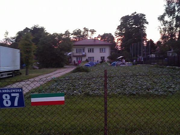 Namioty rozstawione w głębi ogródka- w tym roku jak przyznała zaprzyjaźniona osoba z organizatorów frekwencja na pielgrzymce jest zaskakująco niska