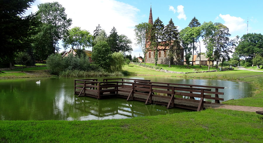 Centrum Kołowa - staw i kościół