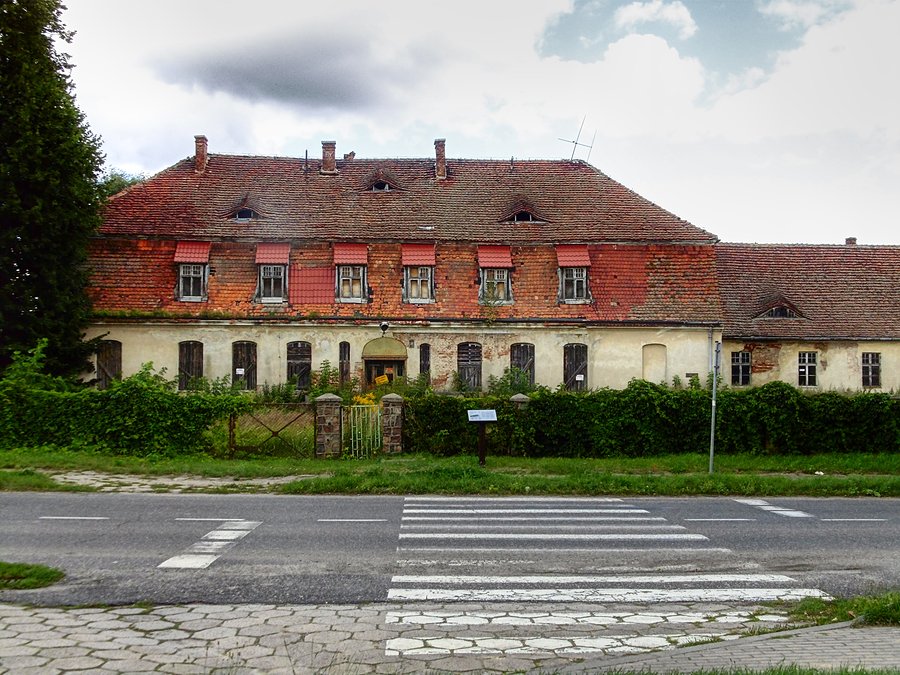 Pozostałości dworku z I połowy XIX w