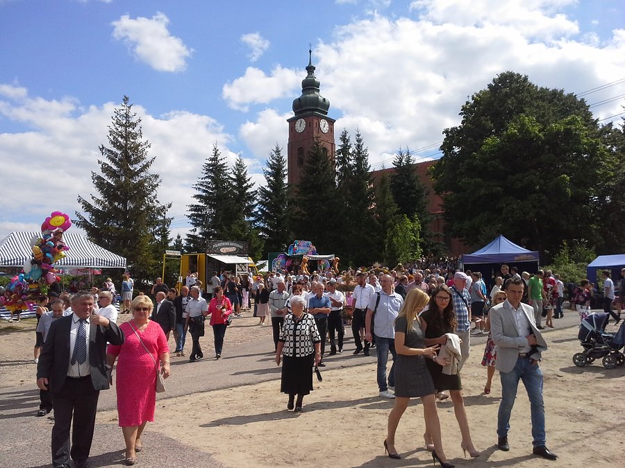 W tle kościół pod wezwaniem Świętego Józefa