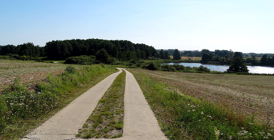 Urocza droga wzdłuż jeziora Lebehnsecher