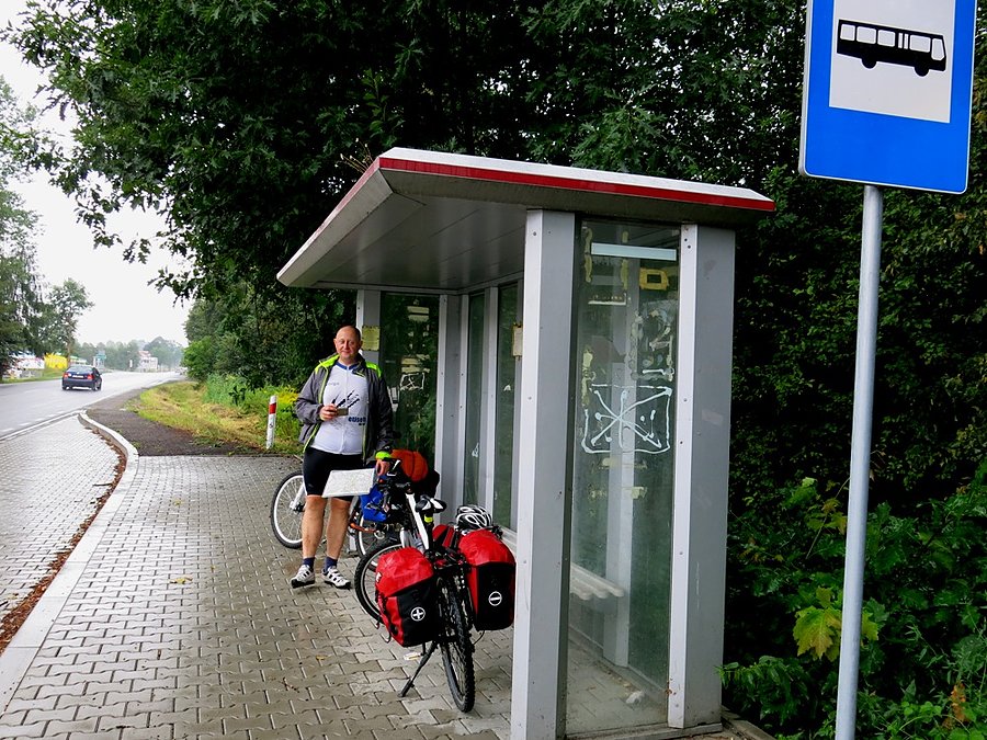Schronieni na przystanku