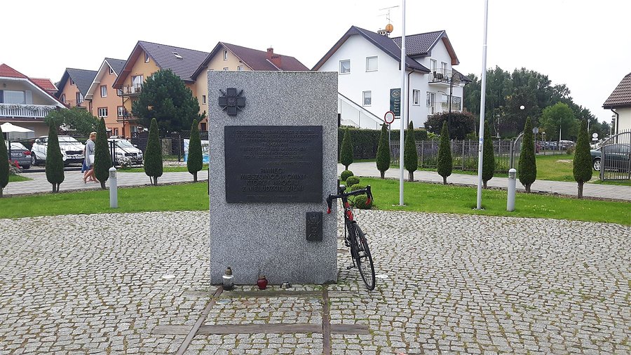 Pomnik na Placu Sybiraków w Rewalu