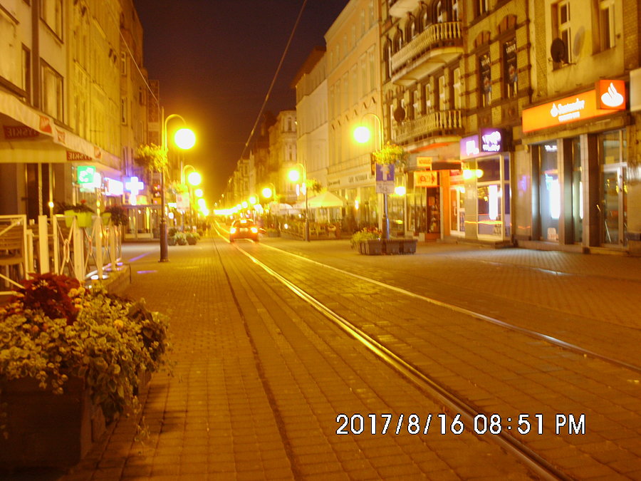W letni wieczór na ulicy Wolności w Chorzowie
