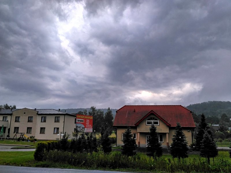 Zrobiło się nieciekawie, ciemne deszczowe chmury wiszą nad nami