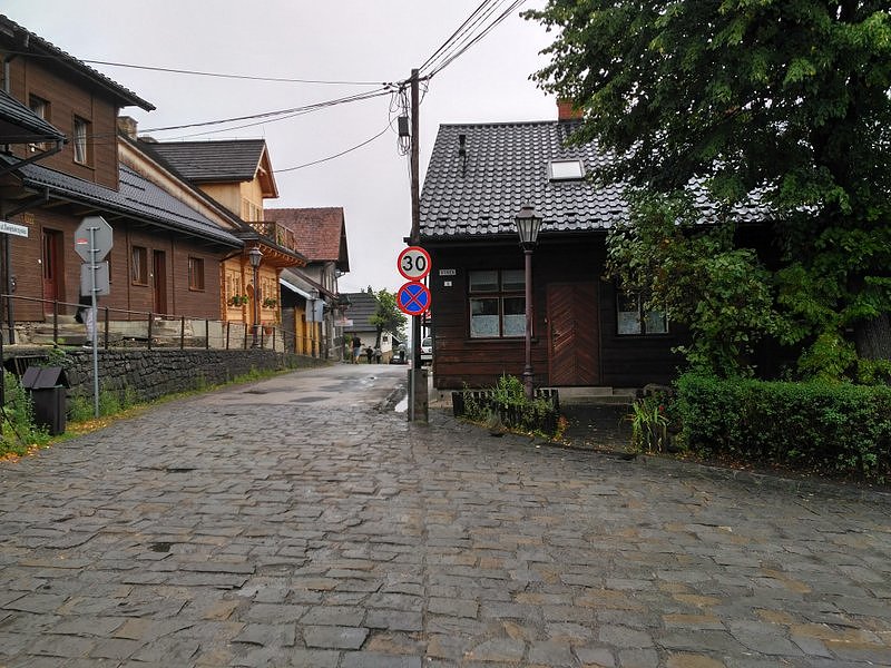 Śliskie granitowe kamienie