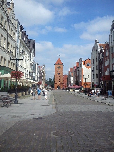 Ulica Stary Rynek, której oś zamyka brama miejska z umieszczoną wysoko informacją turystyczną. Pozdrowienia dla bardzo sympatycznej pani, która tam zastałem