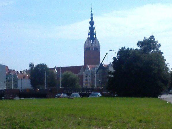 Sama katedra widziana już z drugiego brzegu rzeki Elbląg