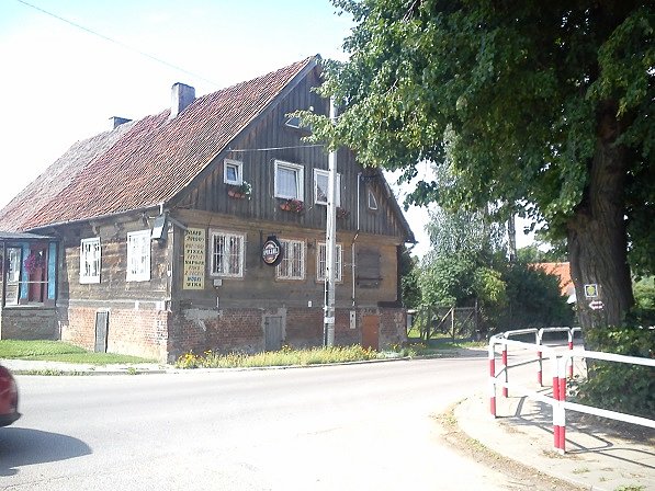 Tuż po minięciu mostu na nogacie zabudowania wsi Kępki