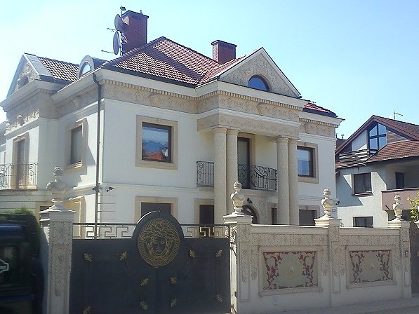 Warszawa, ulica Królewicza Jakuba- jedna z nowoczesnych rezydencji może dyplomatyczna bo sporo tu ambasad różnych egzotycznych krajów