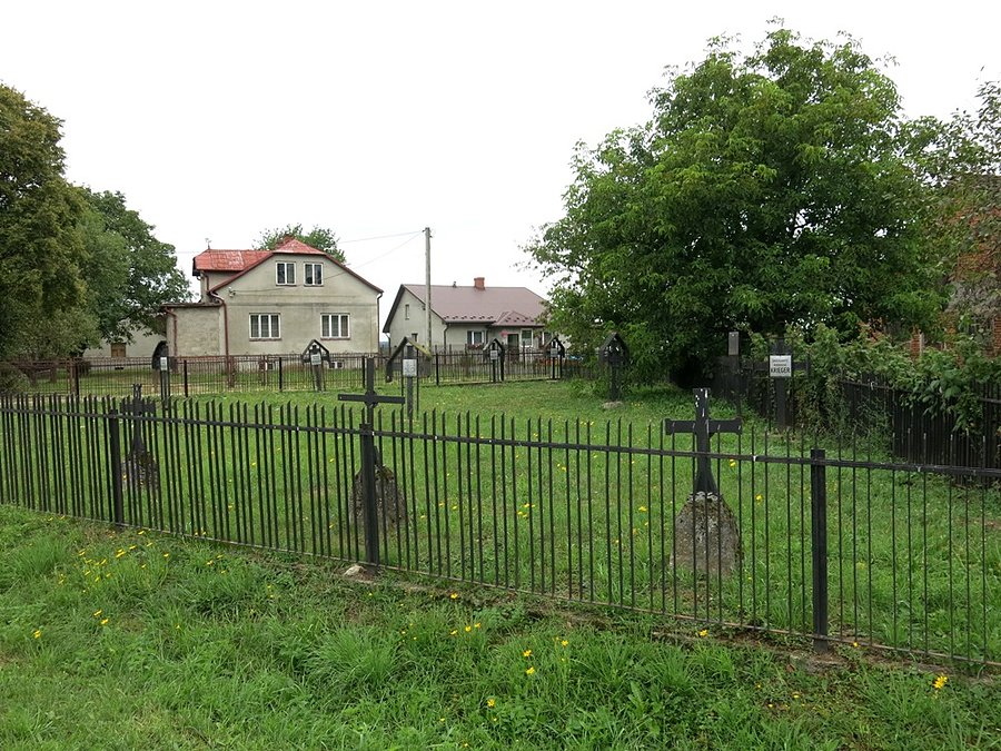 Kolejny, stary cmentarz na naszej drodze