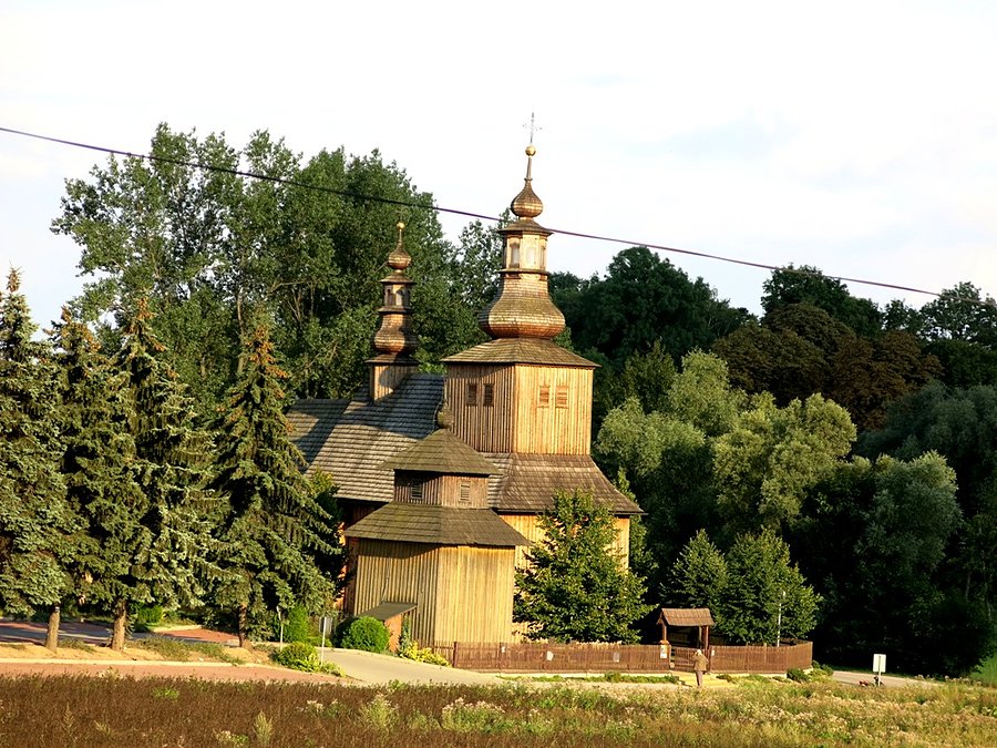 Widok z góry na kościół w Biórkowie Wielkim