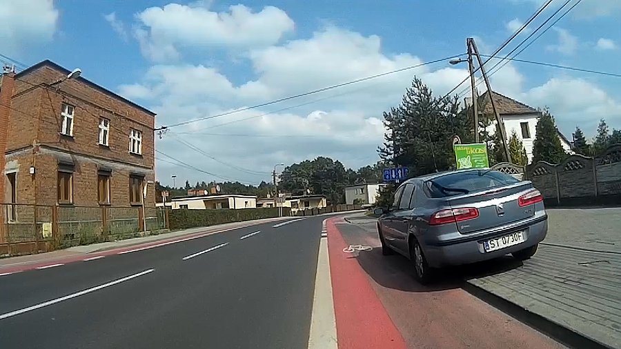 Przy sklepie jest od cholery miejsca do parkowania, a ten musi stać na DDRce