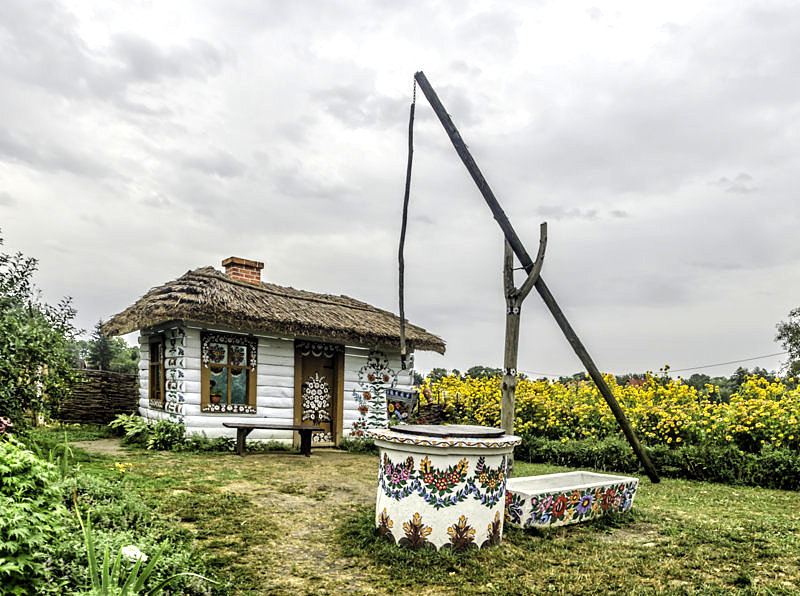 Przy domu malarek
