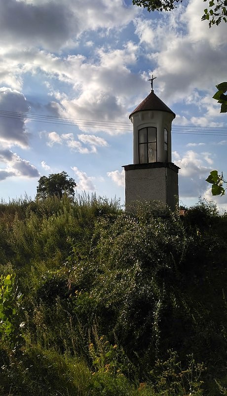 Siedliska - kapliczka na szczycie podjazdu