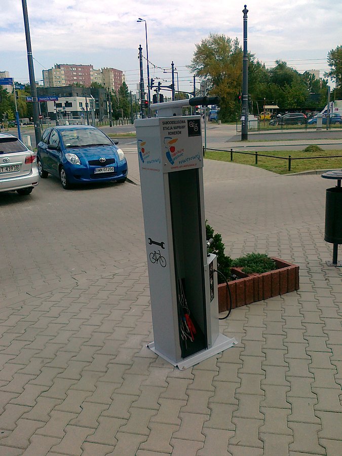 Obok punkt naprawczy rowerów