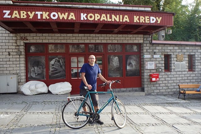 Przed wejściem do muzeum "Chełmskie Podziemia Kredowe"