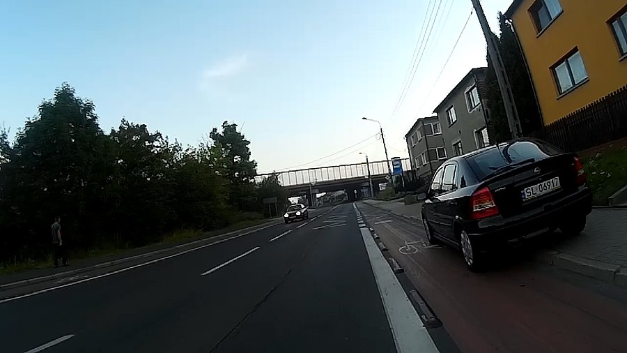 Nie będę się czepiał, chociaż przez progi to nie jest dobre miejsce na parkowanie
