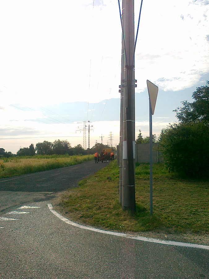Przy zjeździe z wiaduktu nad S* po prawej stronie chyba wylewają asfalt. Dotąd była tam szutrówka
