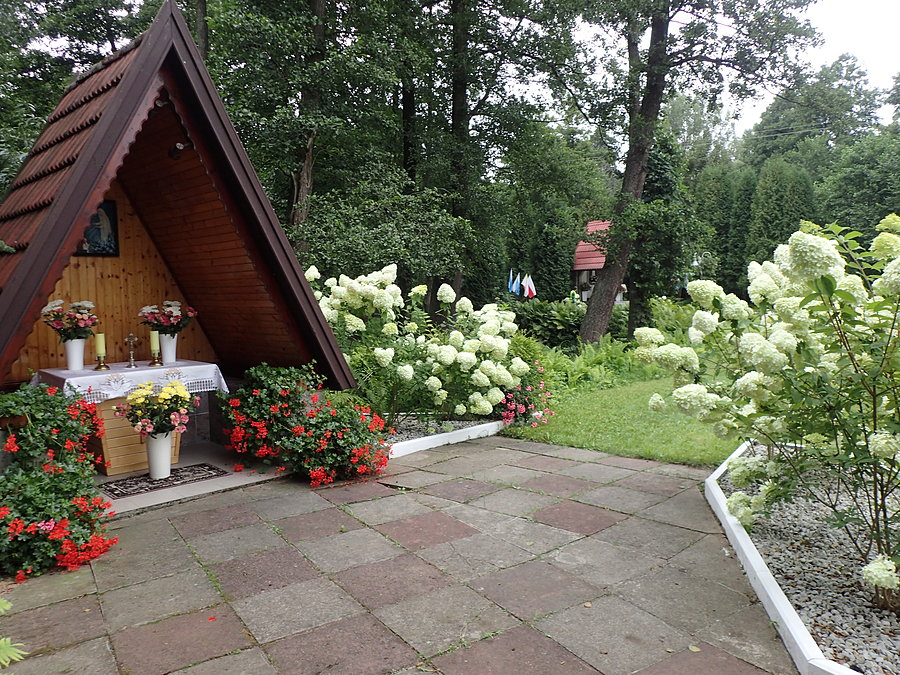 Kapliczka wśród kwiatów