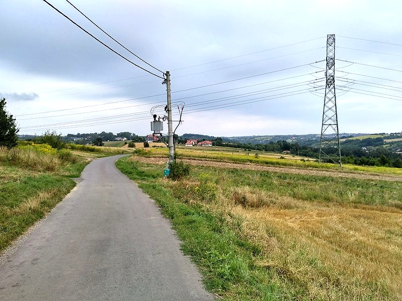 Piękna asfaltówka, a to niby szlak pieszy