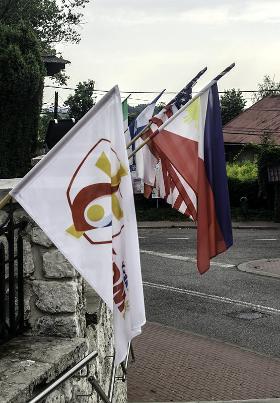 Flagi wiszą już rok
