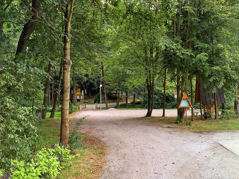 Kapliczka pod skałą, niestety dostępu broni do niej płot