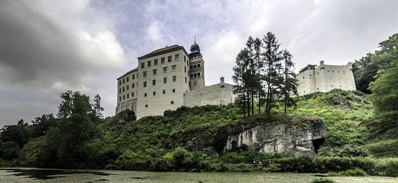 Zamek górujący nad okolicą