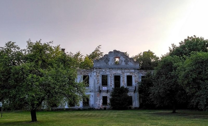 Ruiny pałacu we Włodowicach
