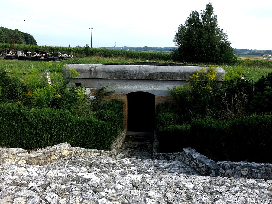 Drugi bunkier na terenie cmentarza - w nim pochowani księża
