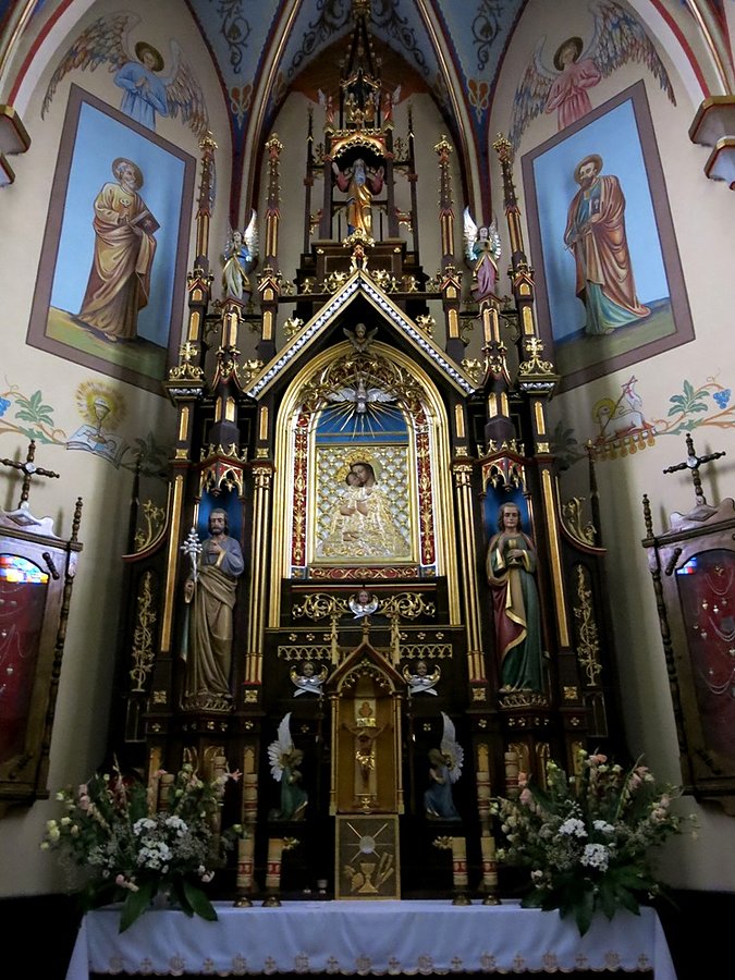 Wnętrze kościoła w Zadrożu