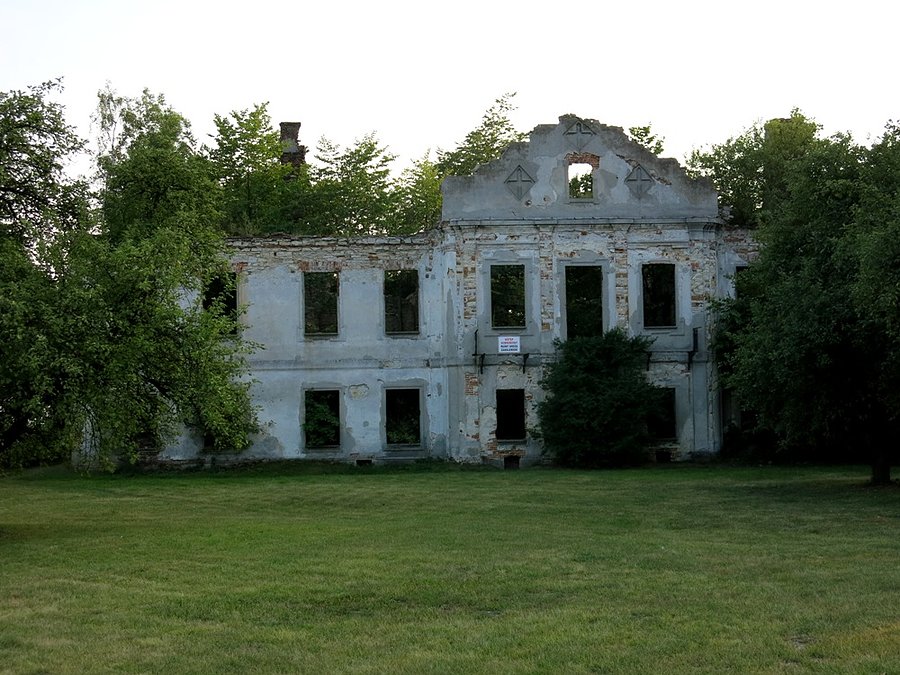 Ruiny pałacu we Włodowicach