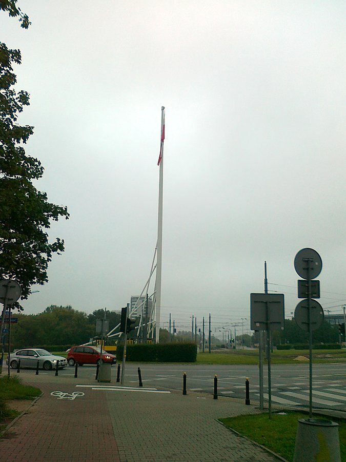 Maszt ze smętnie zwisającą flagą