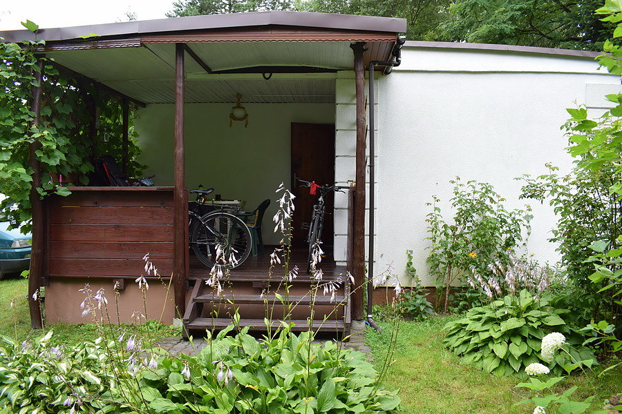 Rowery pod dachem, na tarasie naszego domku