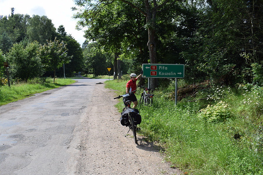 Dziurawym asfaltem dojechaliśmu do DK11