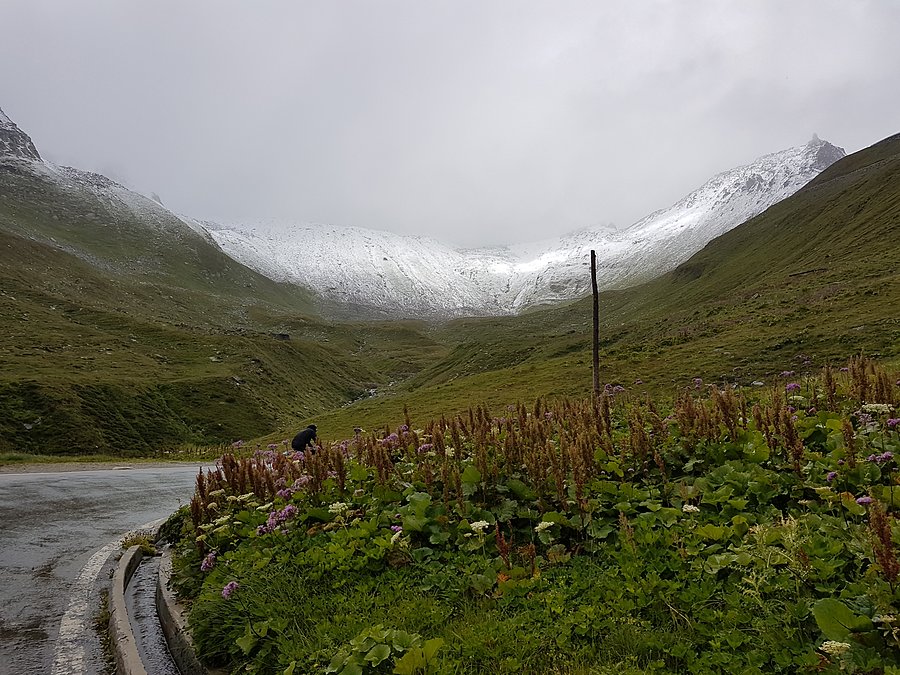 Zimowy podbój Nufenenpass w środku lata