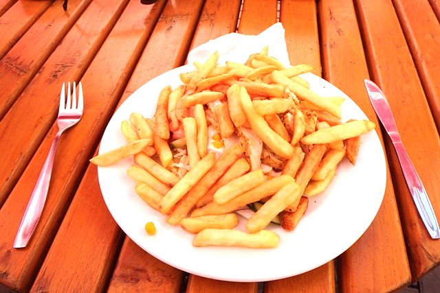 Mój "hrubieszowski posiłek". Miał być kebab na frytkach, a były frytki na kebabie;).