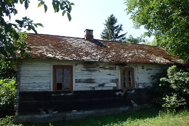 Czyżby jakieś zabytkowe domostwo - okolice miejscowości Komarów-Osada