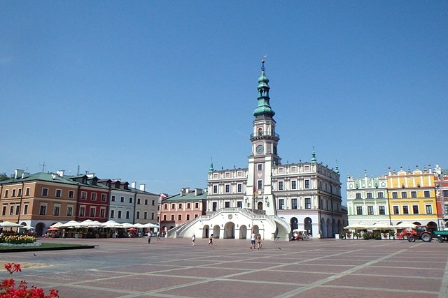 Zamojski rynek wraz z ratuszem i ormiańskimi kamienicami