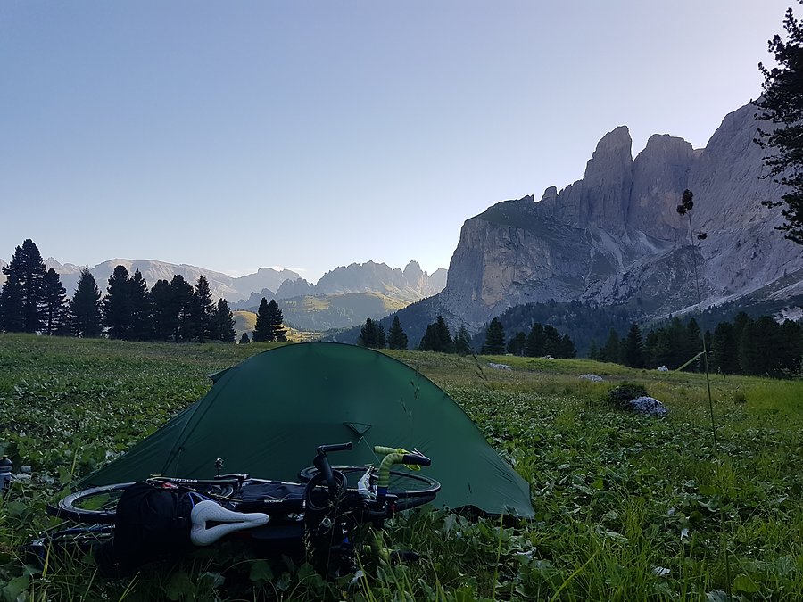 Poranek ma 2000 m n.p.m. Łączka wśród Dolomitów po wieczornym Passo Sella