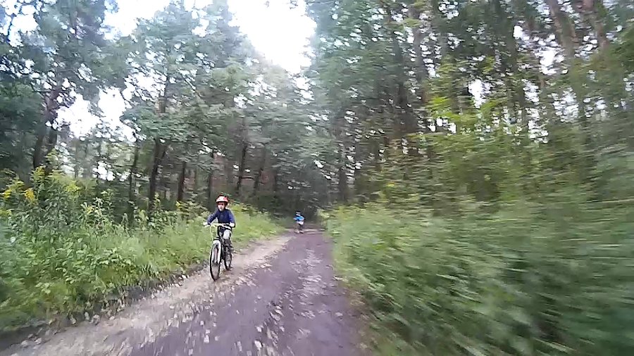 Tato jechał pierwszy, a dzieciaki go gonią