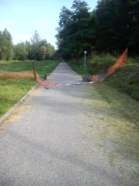 Rowerzyści kontra budowlańcy - ta zawalidroga niszczona jest po raz kolejny