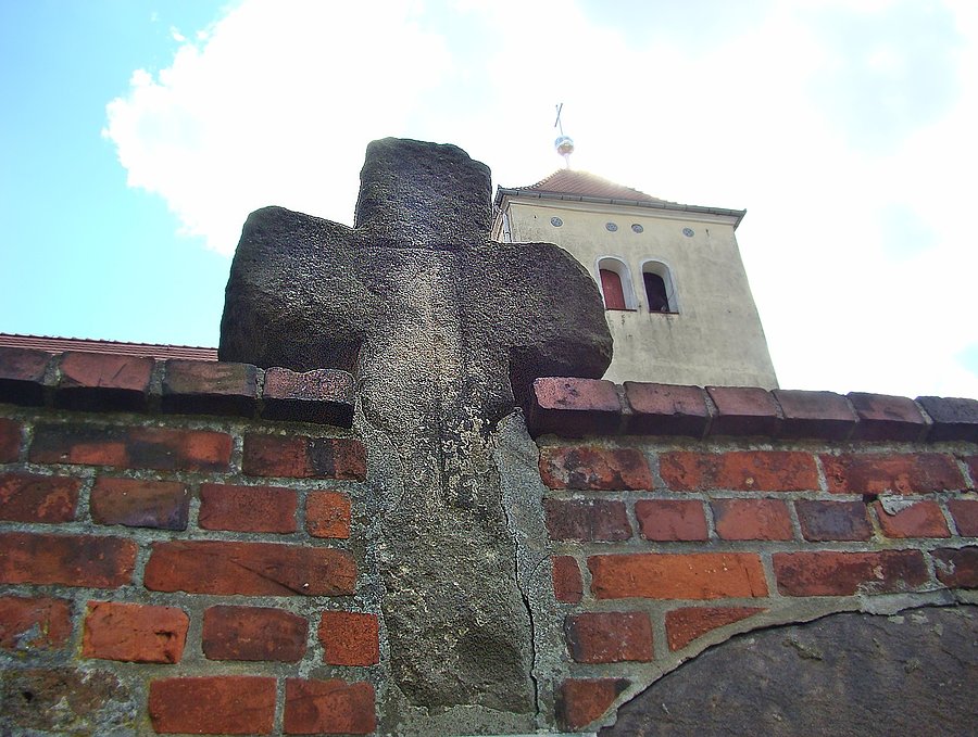 Na krzyżu widoczny kontur topora, narzędzia zbrodni