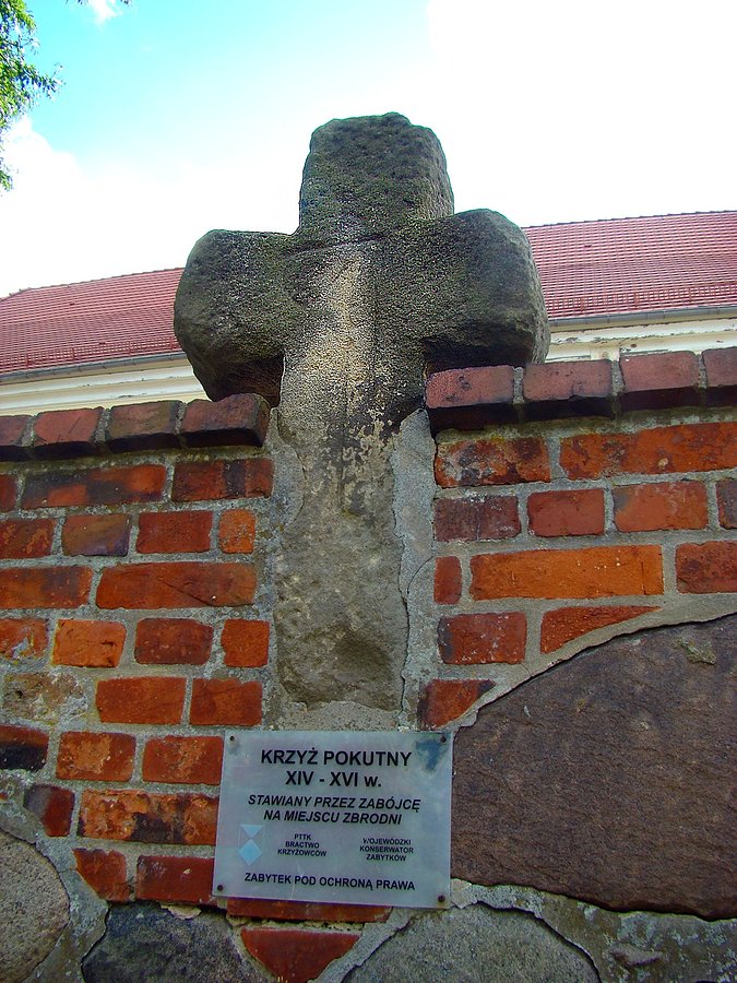 Krzyż pokutny w murze otaczającym kościół w Kotli