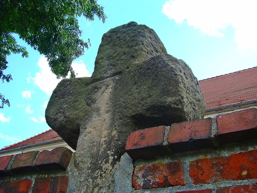 Krzyż pokutny w przykościelnym murze w Kotli. Widok od strony drogi