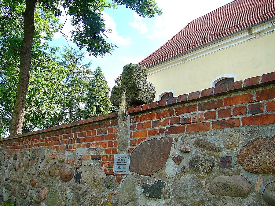 Krzyż pokutny w przykościelnym murze w Kotli XIV-XVI w