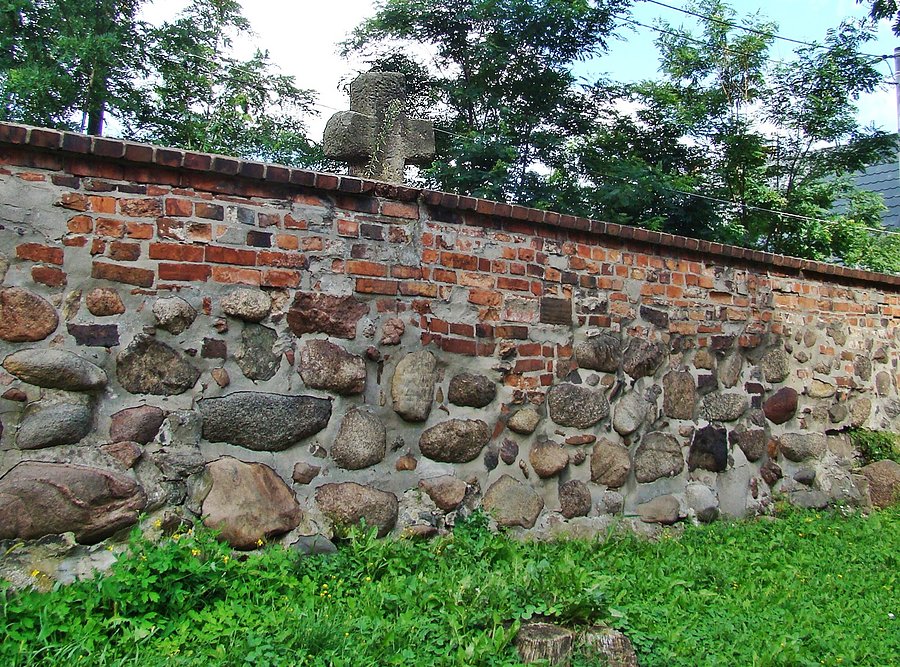 Krzyż pokutny w murze wokół kościoła w Kotli