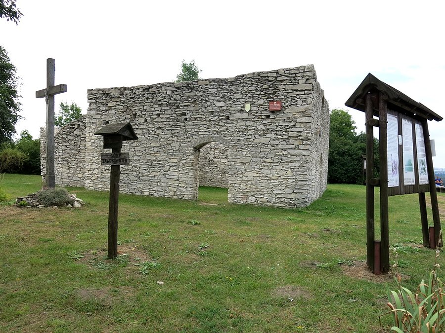 Przed ruinami kościoła koło Żarek