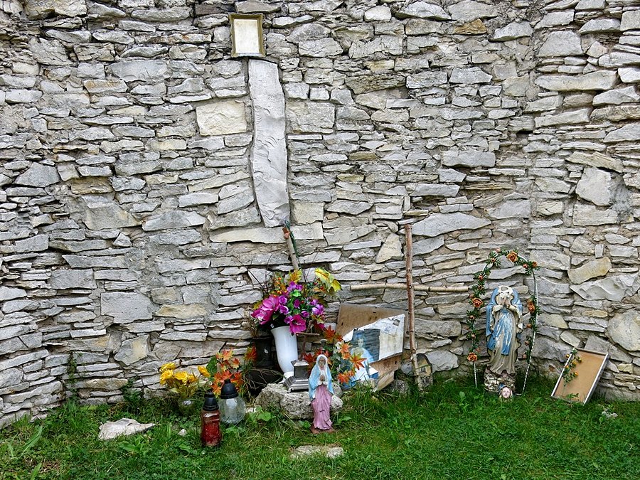 Wnętrze ruin kościoła koło Żarek
